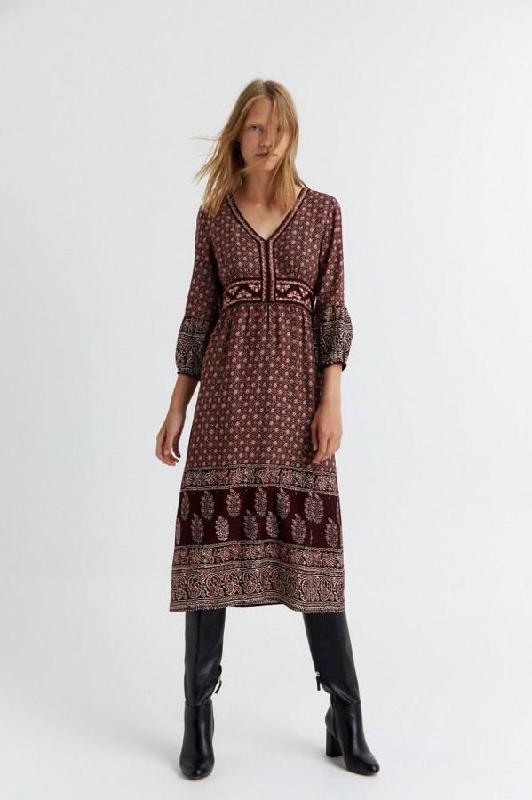 Vestido con estampado de patchwork de Sfera, 29,99 euros.