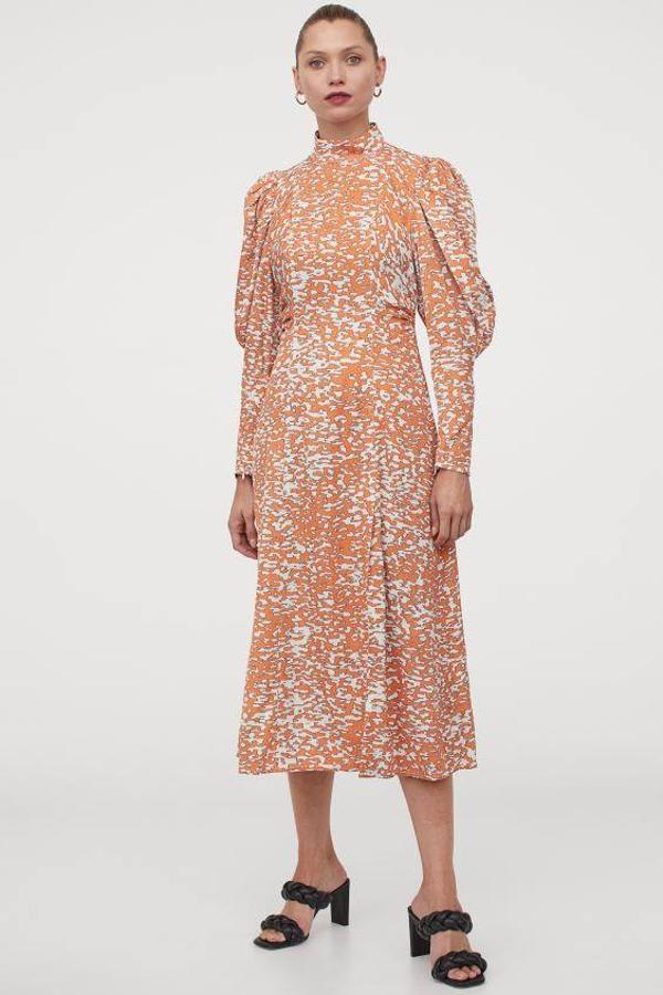 Vestido midi con estampado en naranja y blanco y con manga puffy de H&M, 49,99 euros.