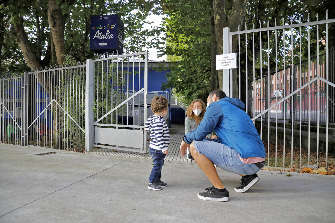 Ha comenzado el curso 2020-2021 en Asturias. Los primeros en volver a las aulas han sido los alumnos de 0 a 3 de Gijón y los de Infantil y Primaria de centros privados, como el ECOLE. Toma de temperatura, mascarillas y entradas escolonadas son algunas de las nuevas normas del año académico.