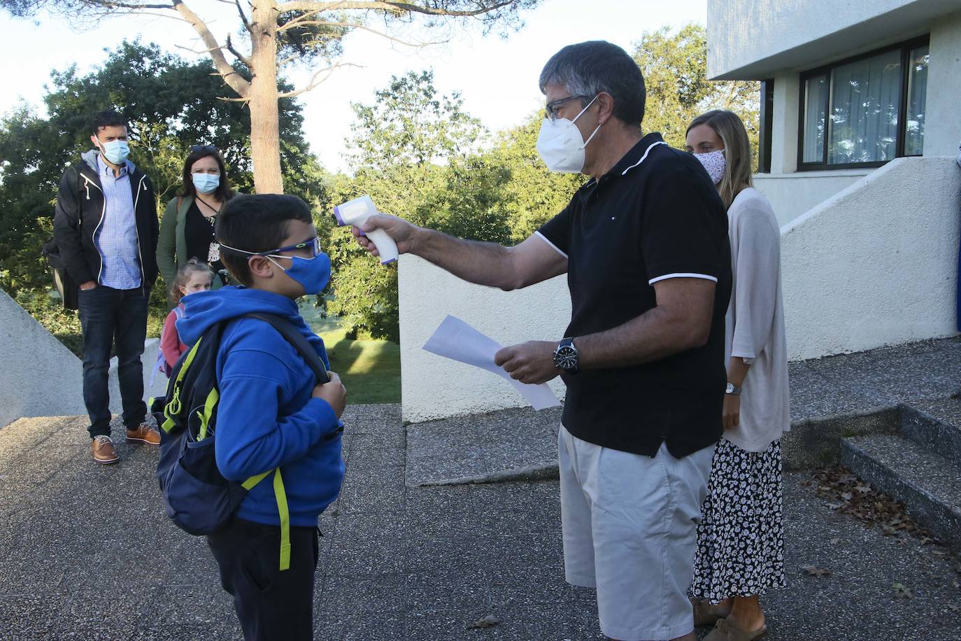 Ha comenzado el curso 2020-2021 en Asturias. Los primeros en volver a las aulas han sido los alumnos de 0 a 3 de Gijón y los de Infantil y Primaria de centros privados, como el ECOLE. Toma de temperatura, mascarillas y entradas escolonadas son algunas de las nuevas normas del año académico.