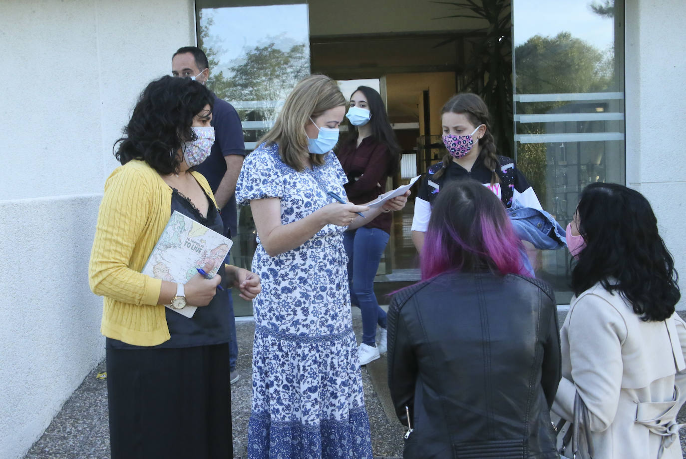 Ha comenzado el curso 2020-2021 en Asturias. Los primeros en volver a las aulas han sido los alumnos de 0 a 3 de Gijón y los de Infantil y Primaria de centros privados, como el ECOLE. Toma de temperatura, mascarillas y entradas escolonadas son algunas de las nuevas normas del año académico.