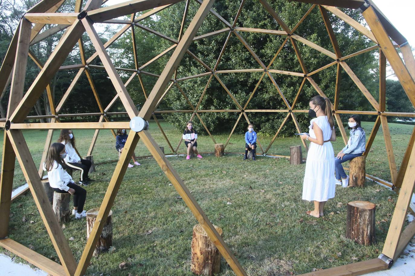 Ha comenzado el curso 2020-2021 en Asturias. Los primeros en volver a las aulas han sido los alumnos de 0 a 3 de Gijón y los de Infantil y Primaria de centros privados, como el ECOLE. Toma de temperatura, mascarillas y entradas escolonadas son algunas de las nuevas normas del año académico.