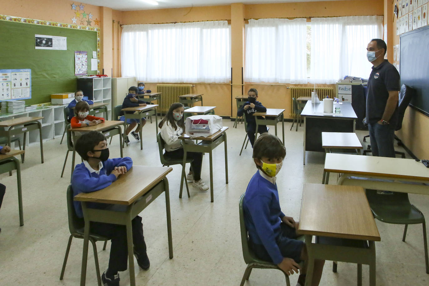 Ha comenzado el curso 2020-2021 en Asturias. Los primeros en volver a las aulas han sido los alumnos de 0 a 3 de Gijón y los de Infantil y Primaria de centros privados, como el ECOLE. Toma de temperatura, mascarillas y entradas escolonadas son algunas de las nuevas normas del año académico.