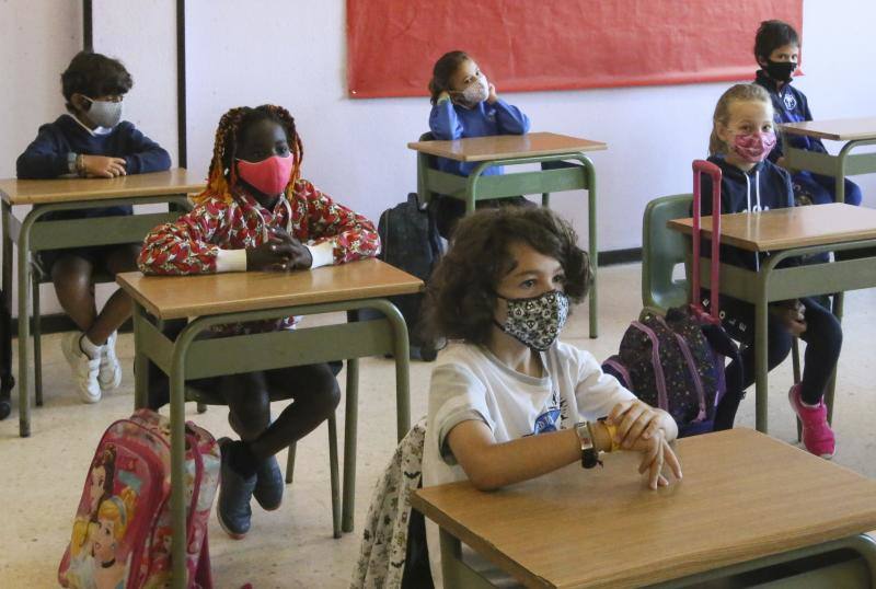 Ha comenzado el curso 2020-2021 en Asturias. Los primeros en volver a las aulas han sido los alumnos de 0 a 3 de Gijón y los de Infantil y Primaria de centros privados, como el ECOLE. Toma de temperatura, mascarillas y entradas escolonadas son algunas de las nuevas normas del año académico.