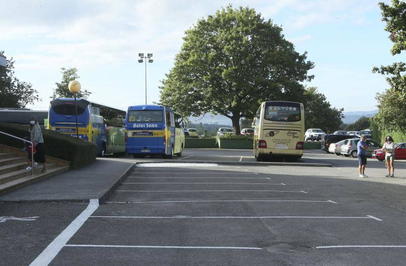 Ha comenzado el curso 2020-2021 en Asturias. Los primeros en volver a las aulas han sido los alumnos de 0 a 3 de Gijón y los de Infantil y Primaria de centros privados, como el ECOLE. Toma de temperatura, mascarillas y entradas escolonadas son algunas de las nuevas normas del año académico.
