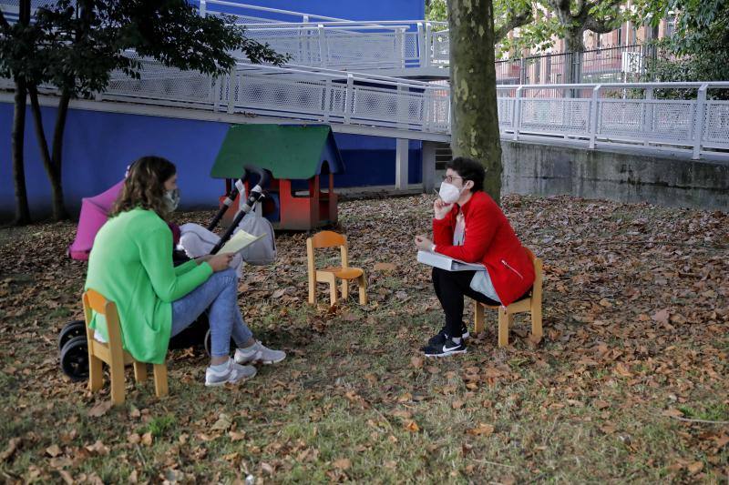 Ha comenzado el curso 2020-2021 en Asturias. Los primeros en volver a las aulas han sido los alumnos de 0 a 3 de Gijón y los de Infantil y Primaria de centros privados, como el ECOLE. Toma de temperatura, mascarillas y entradas escolonadas son algunas de las nuevas normas del año académico.