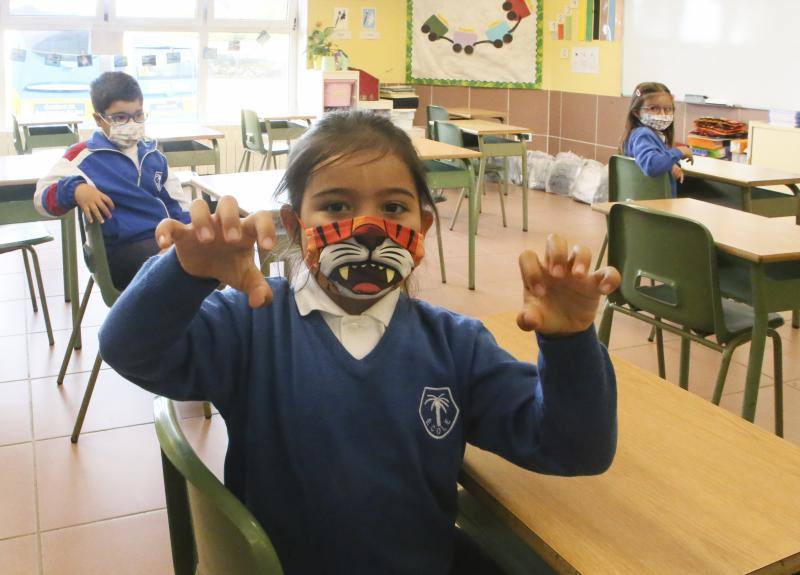 Ha comenzado el curso 2020-2021 en Asturias. Los primeros en volver a las aulas han sido los alumnos de 0 a 3 de Gijón y los de Infantil y Primaria de centros privados, como el ECOLE. Toma de temperatura, mascarillas y entradas escolonadas son algunas de las nuevas normas del año académico.