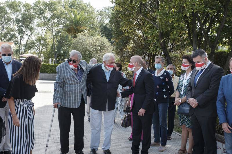 El que fuera presidente del Grupo, Rogelio Llana, y Alberto Cortina fueron los protagonistas de una jornada con gran carga simbólica. Tras el homenaje a los fallecidos y a la Ofrenda a la Santina, tuvo lugar la entrega de distinciones. Antonio Corripio, presidente del Club y Beatriz Coto, vicepresidenta fueron los encargados.