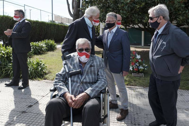 El que fuera presidente del Grupo, Rogelio Llana, y Alberto Cortina fueron los protagonistas de una jornada con gran carga simbólica. Tras el homenaje a los fallecidos y a la Ofrenda a la Santina, tuvo lugar la entrega de distinciones. Antonio Corripio, presidente del Club y Beatriz Coto, vicepresidenta fueron los encargados.