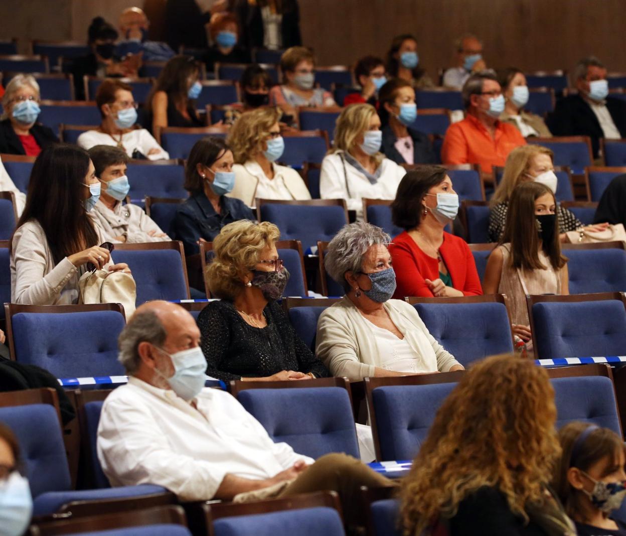 PEl público, con mascarilla y guardando distancias. 