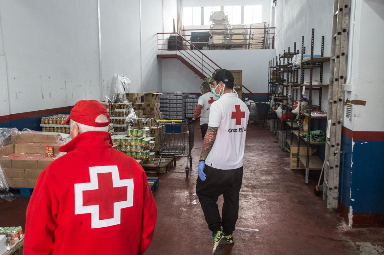 El reparto de alimentos ha sido una de las actividades esenciales de Cruz Roja en los útlimso meses. 