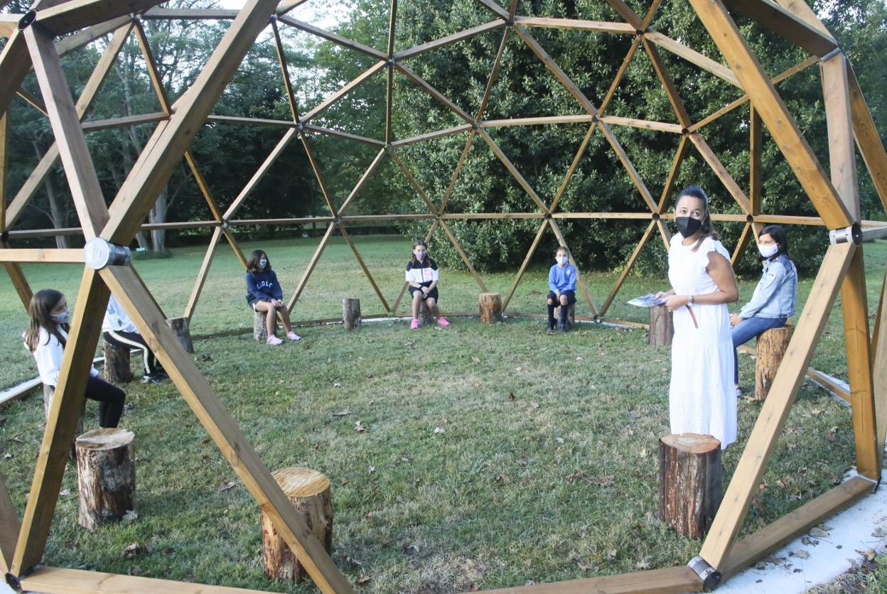 Nueva aula al aire libre del Colegio École (Llanera) que asegura la distancia de seguridad. 