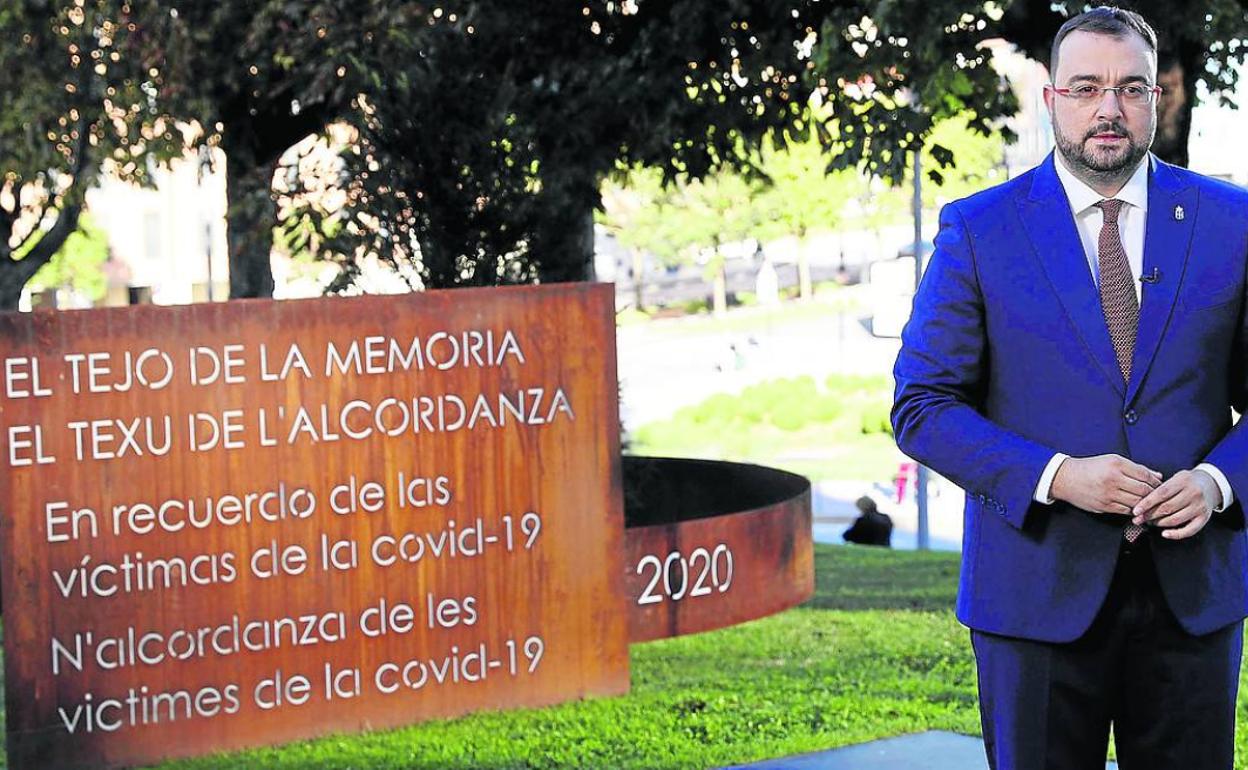El presidente delPrincipado ante el memorial en recuerdo a las víctimas de la covid, donde grabó su mensaje. e. c.