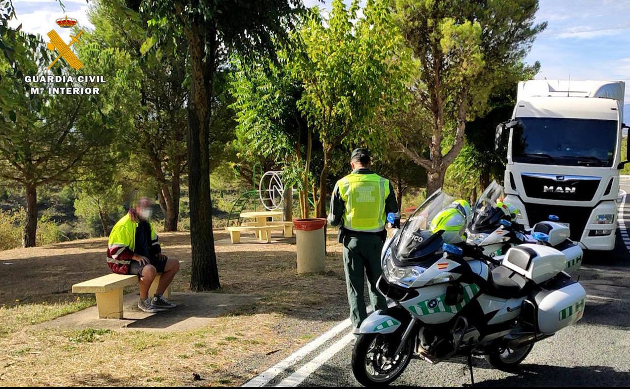 El camionero que conducía ebrío es interceptado por la Guardia Civil
