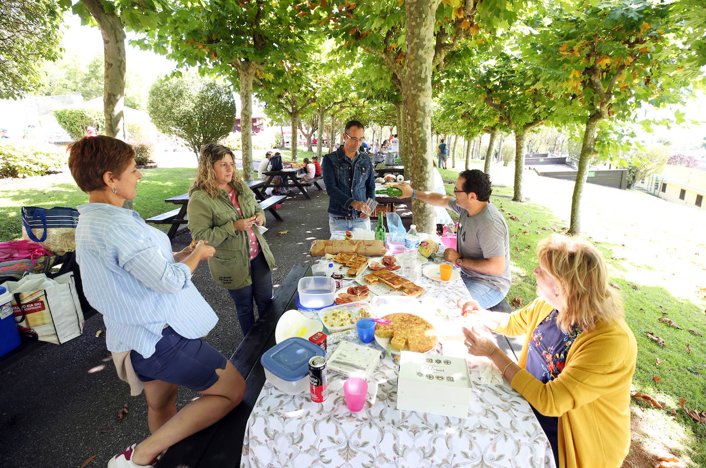 Oviedo vive el Día de Asturias más atípico. Los socios del Centro Asturiano de Oviedo llenaron las instalaciones para disfrutar de una jornada diferente. No faltaron tampoco las actuaciones folklóricas en la plaza de la catedral.