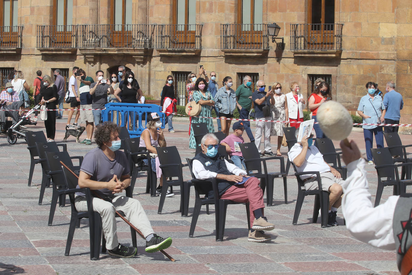 Oviedo vive el Día de Asturias más atípico. Los socios del Centro Asturiano de Oviedo llenaron las instalaciones para disfrutar de una jornada diferente. No faltaron tampoco las actuaciones folklóricas en la plaza de la catedral.