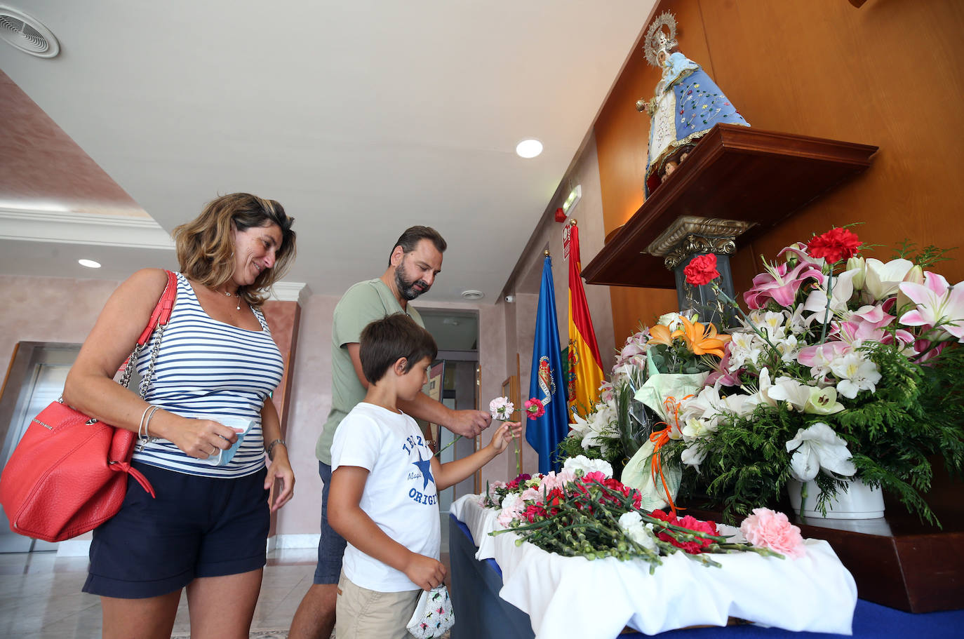 Oviedo vive el Día de Asturias más atípico. Los socios del Centro Asturiano de Oviedo llenaron las instalaciones para disfrutar de una jornada diferente. No faltaron tampoco las actuaciones folklóricas en la plaza de la catedral.