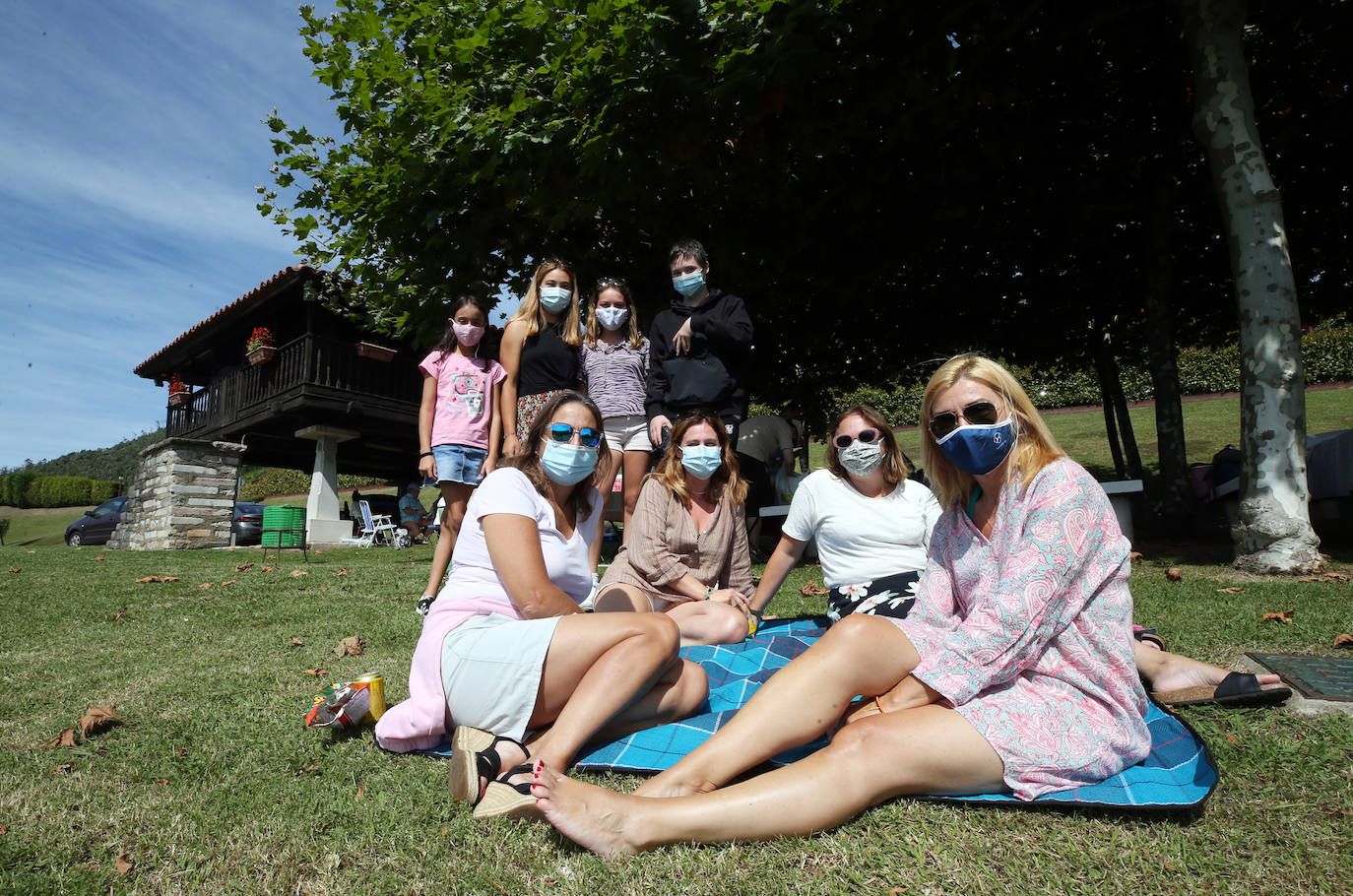 Oviedo vive el Día de Asturias más atípico. Los socios del Centro Asturiano de Oviedo llenaron las instalaciones para disfrutar de una jornada diferente. No faltaron tampoco las actuaciones folklóricas en la plaza de la catedral.