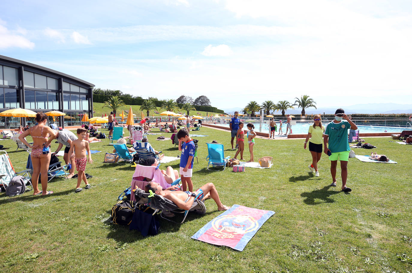 Oviedo vive el Día de Asturias más atípico. Los socios del Centro Asturiano de Oviedo llenaron las instalaciones para disfrutar de una jornada diferente. No faltaron tampoco las actuaciones folklóricas en la plaza de la catedral.