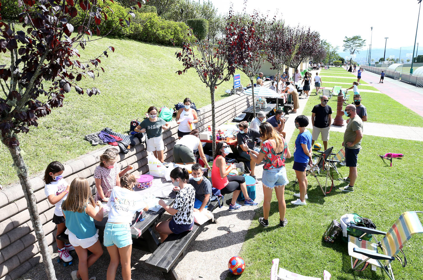 Oviedo vive el Día de Asturias más atípico. Los socios del Centro Asturiano de Oviedo llenaron las instalaciones para disfrutar de una jornada diferente. No faltaron tampoco las actuaciones folklóricas en la plaza de la catedral.