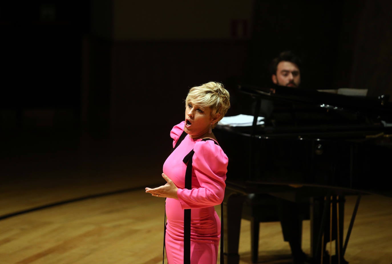 La soprano Beatriz Díaz, la mezzosoprano María José Suárez y el pianista Marcos Suárez actúaron hoy en el Auditorio Príncipe Felipe, en el seno de las fiestas de San Mateo.