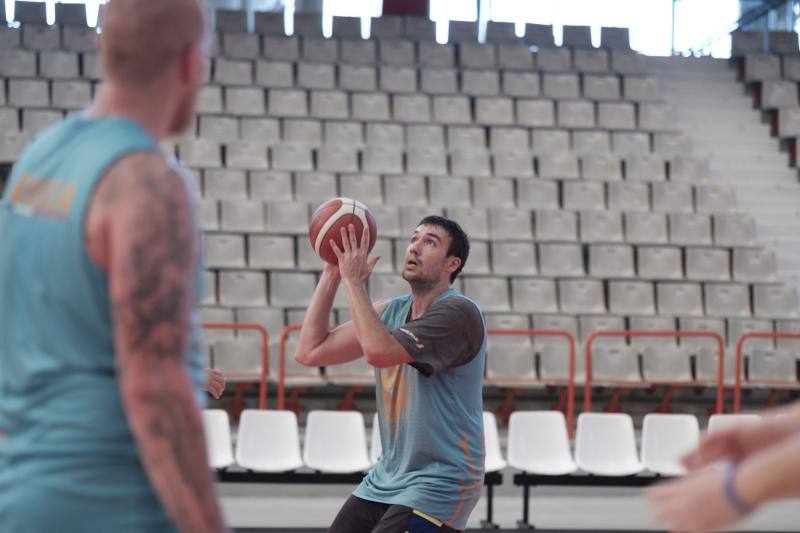 El equipo gijonés de LEB Plata, Liga que comenzará la temporada el 10 de octubre, ha comenzado los entrenamientos en el Palacio de los Deportes de Gijón. Este miércoles presentaba oficialmente además a un nuevo jugador: Javi Lucas.