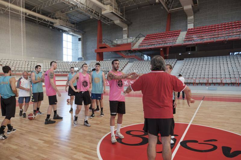 El equipo gijonés de LEB Plata, Liga que comenzará la temporada el 10 de octubre, ha comenzado los entrenamientos en el Palacio de los Deportes de Gijón. Este miércoles presentaba oficialmente además a un nuevo jugador: Javi Lucas.