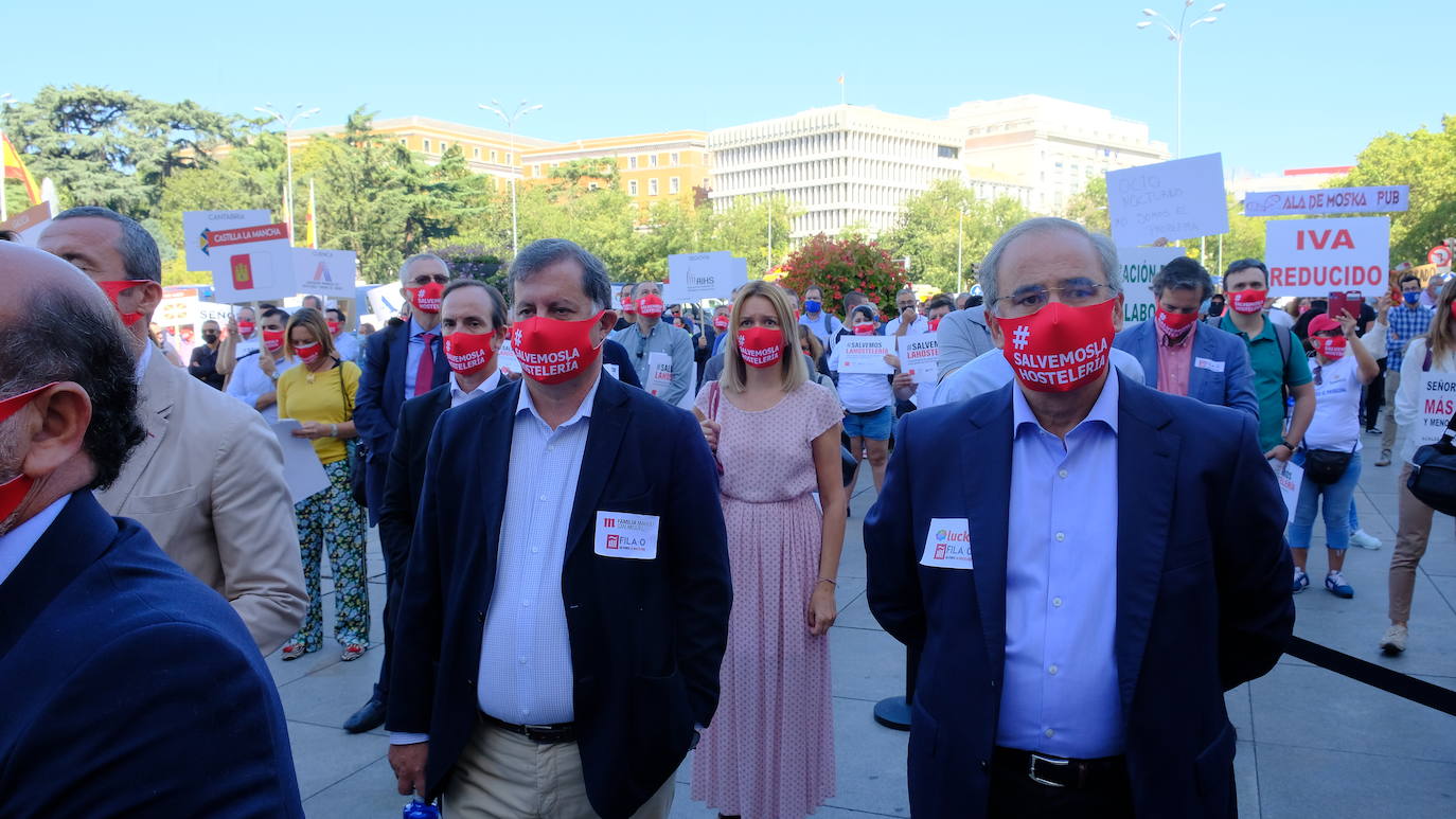 #salvemoslahostelería es el lema bajo el que representantes de organizaciones y asociaciones hosteleras de toda España han protestado por las calles de Madrid. Asturias ha contado con una representación, encabezada por el presidente de Otea, José Luis Álvarez Almeida.