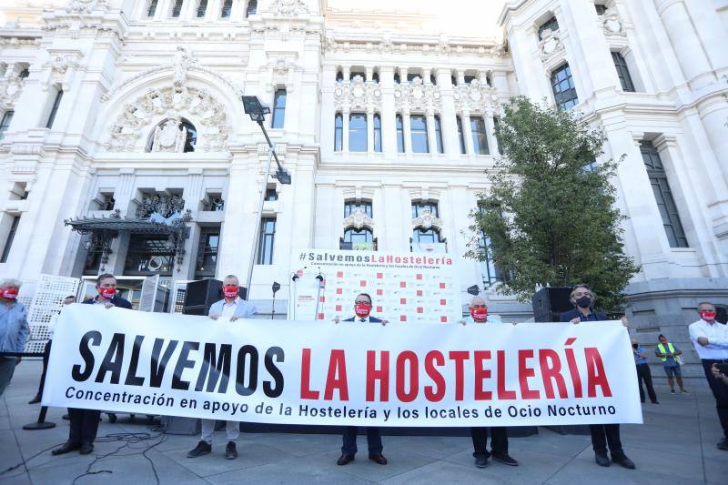 #salvemoslahostelería es el lema bajo el que representantes de organizaciones y asociaciones hosteleras de toda España han protestado por las calles de Madrid. Asturias ha contado con una representación, encabezada por el presidente de Otea, José Luis Álvarez Almeida