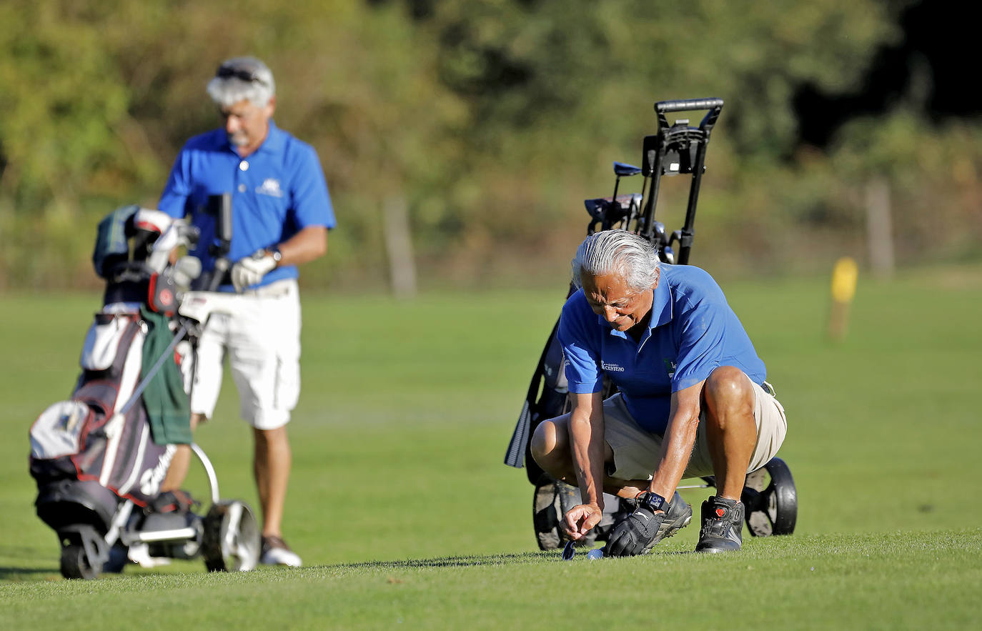 El Campo Municipal de Golf La Llorea acoge durante este miércoles y el jueves la primera edición de este torneo competitivo entre equipos sénior de Gijón y Oviedo, organizado por Golf Sénior Asturias (GSA). 