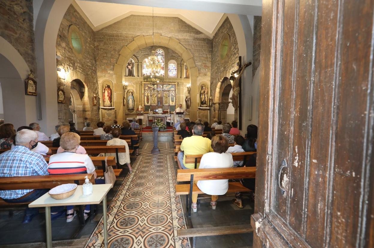 Medio centenar de personas acudieron ayer a la misa en honor a la virgen de Covadonga en la iglesia de La Magdalena. 