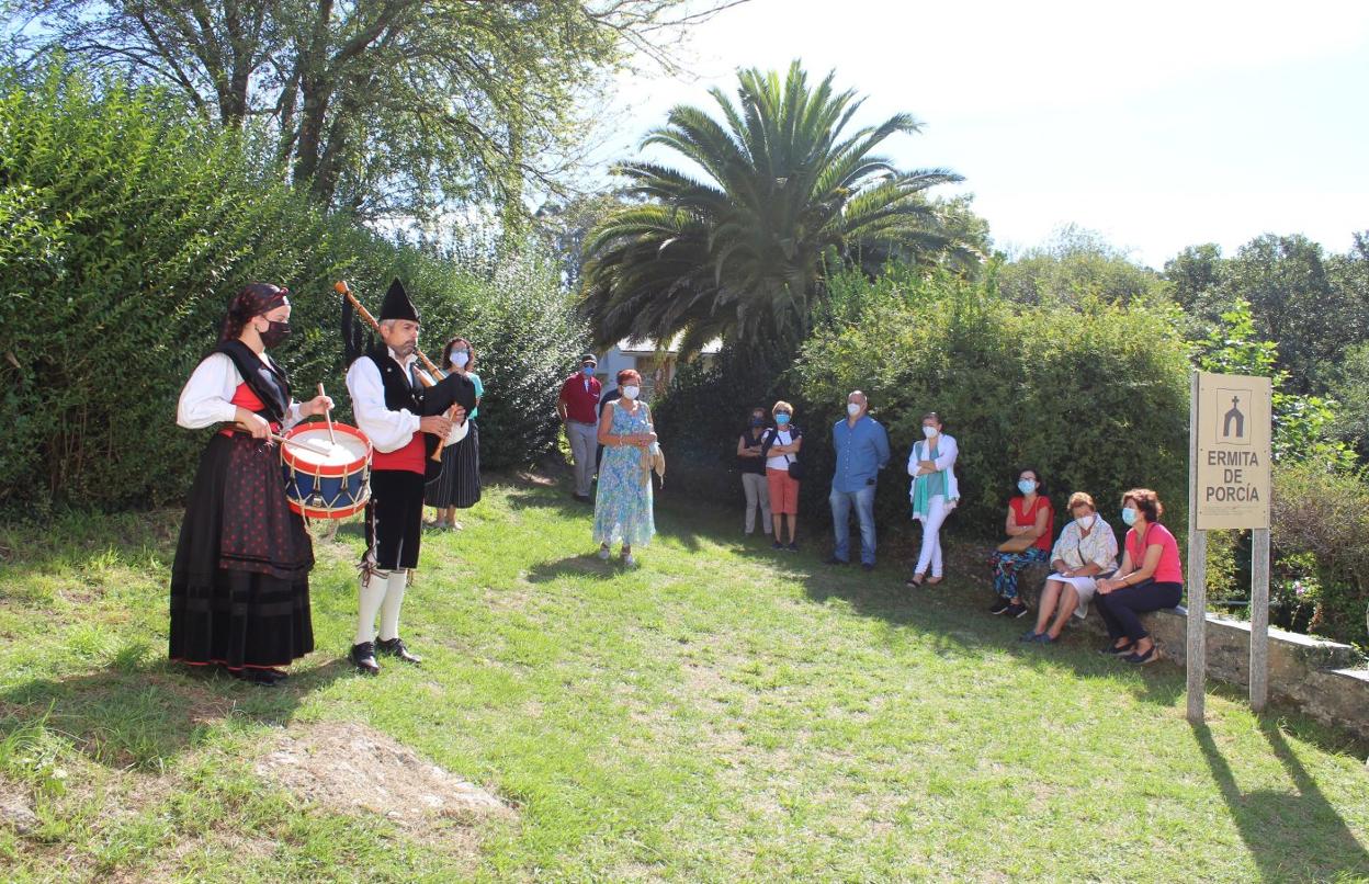 Algunos feligreses siguieron la misa de Los Remedios desde el exterior de la ermita de Porcía. 