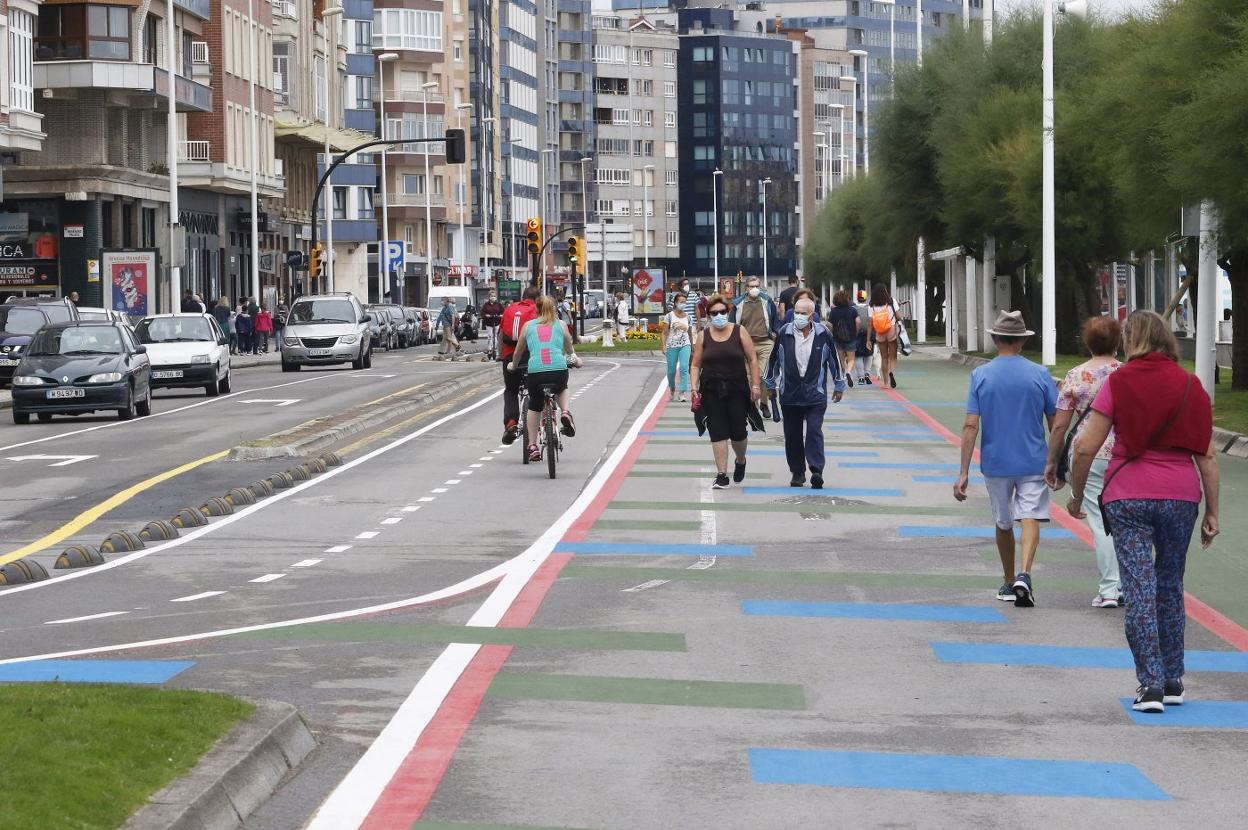 Paseantes y ciclistas por los nuevos tramos habilitados en Rufo García Rendueles. 