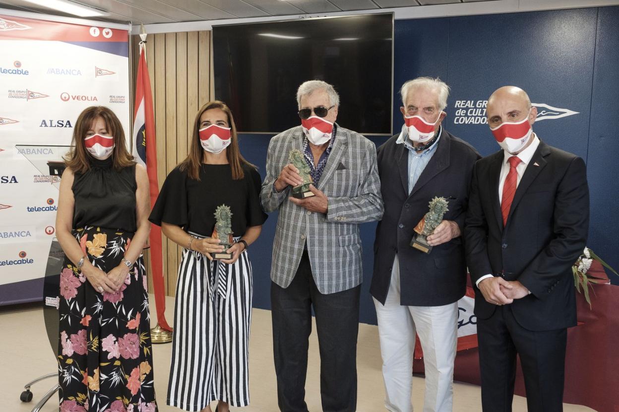 Beatriz Coto, Marián Viña, Rogelio Llana, Alberto Cortina y Antonio Corripio posan tras la entrega de los galardones. 