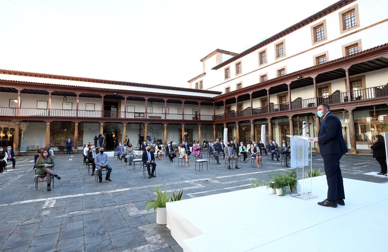 El presidente del Principado, Adrián Barbón, interviene ante los cerca de sesenta invitados, sentados manteniendo las distancias en el patio del hotel de La Reconquista. 