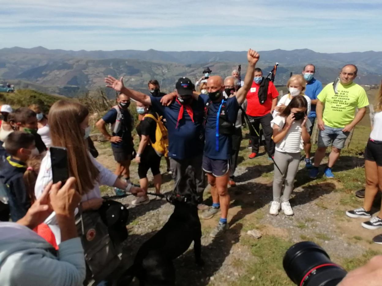 José Martínez fue recibido con entusiasmo en El Acebo tras completar los 203 kilómetros que lo separan de Covadonga. 