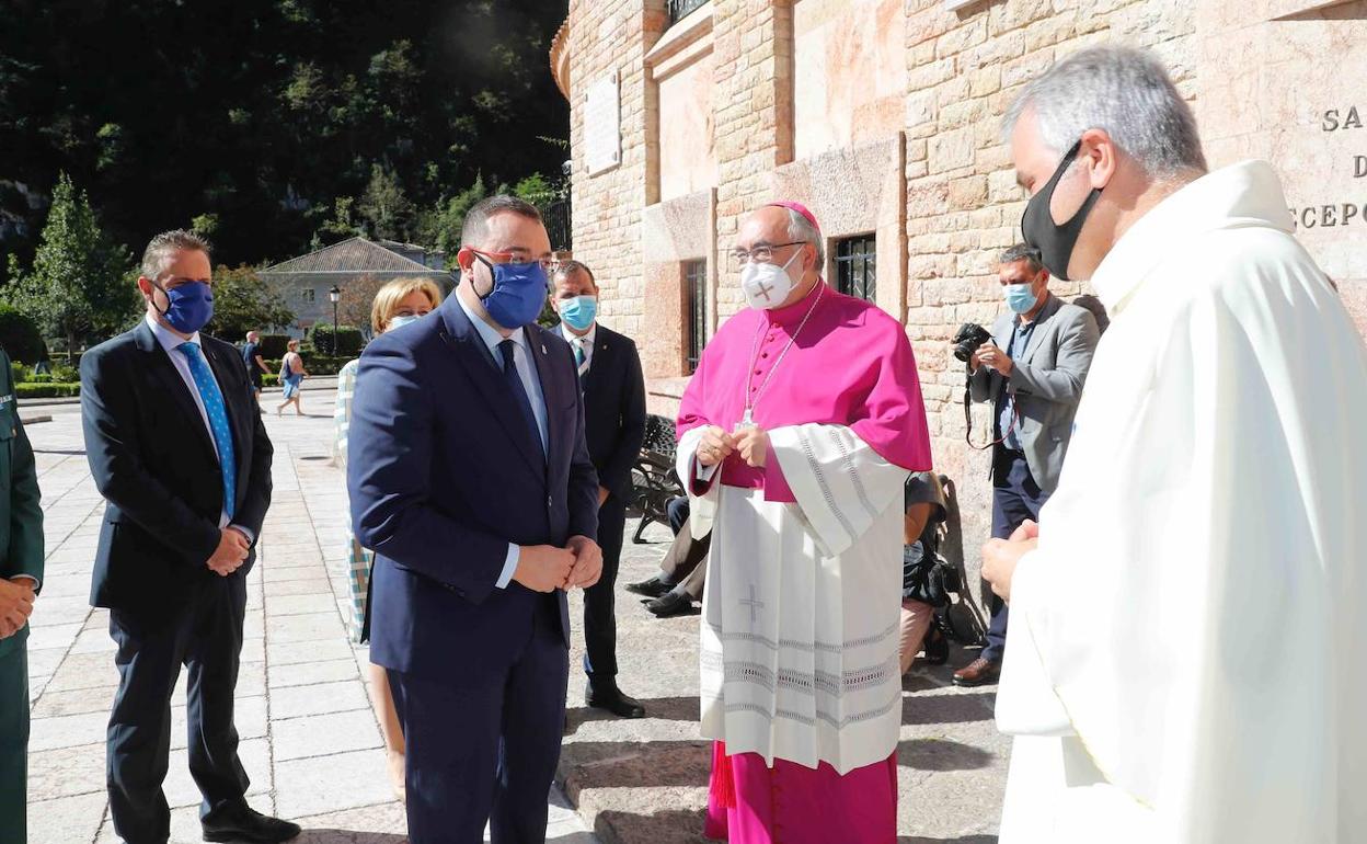 Adrián Barbón con Jesús Sanz Montes, antes de la misa en Covadonga.