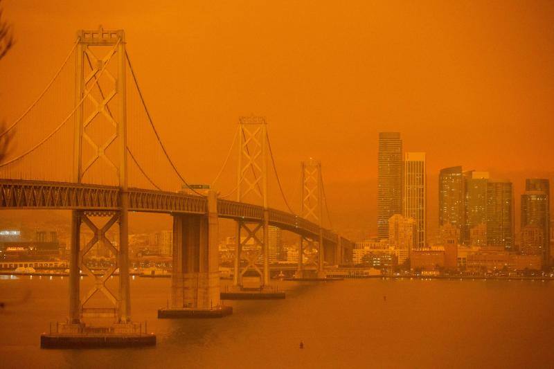 El intenso humo de estos días a causa de los incendios declarados en California se unió a la niebla y cubrió San Francisco con un cielo inédito de un intenso color naranja que recordaba al imaginario del Apocalipsis.