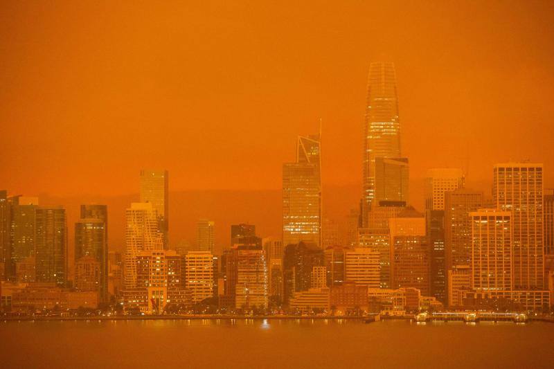 El intenso humo de estos días a causa de los incendios declarados en California se unió a la niebla y cubrió San Francisco con un cielo inédito de un intenso color naranja que recordaba al imaginario del Apocalipsis.