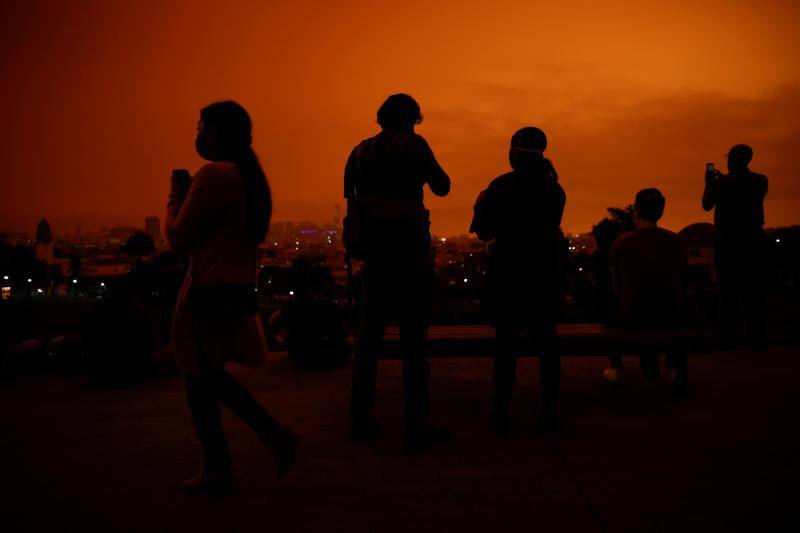 El intenso humo de estos días a causa de los incendios declarados en California se unió a la niebla y cubrió San Francisco con un cielo inédito de un intenso color naranja que recordaba al imaginario del Apocalipsis.