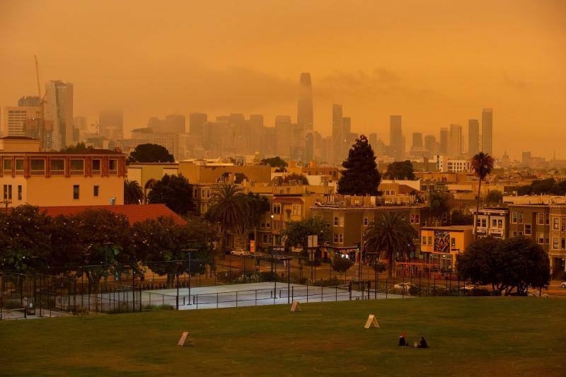 El intenso humo de estos días a causa de los incendios declarados en California se unió a la niebla y cubrió San Francisco con un cielo inédito de un intenso color naranja que recordaba al imaginario del Apocalipsis.