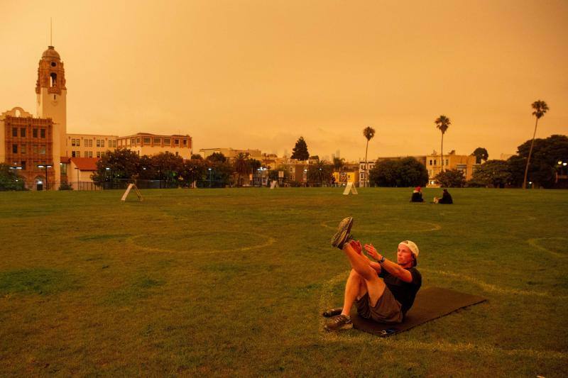 El intenso humo de estos días a causa de los incendios declarados en California se unió a la niebla y cubrió San Francisco con un cielo inédito de un intenso color naranja que recordaba al imaginario del Apocalipsis.