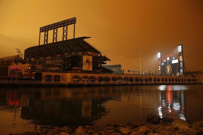 El intenso humo de estos días a causa de los incendios declarados en California se unió a la niebla y cubrió San Francisco con un cielo inédito de un intenso color naranja que recordaba al imaginario del Apocalipsis.