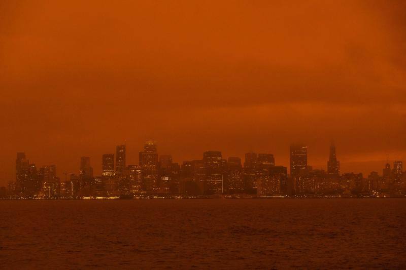 El intenso humo de estos días a causa de los incendios declarados en California se unió a la niebla y cubrió San Francisco con un cielo inédito de un intenso color naranja que recordaba al imaginario del Apocalipsis.