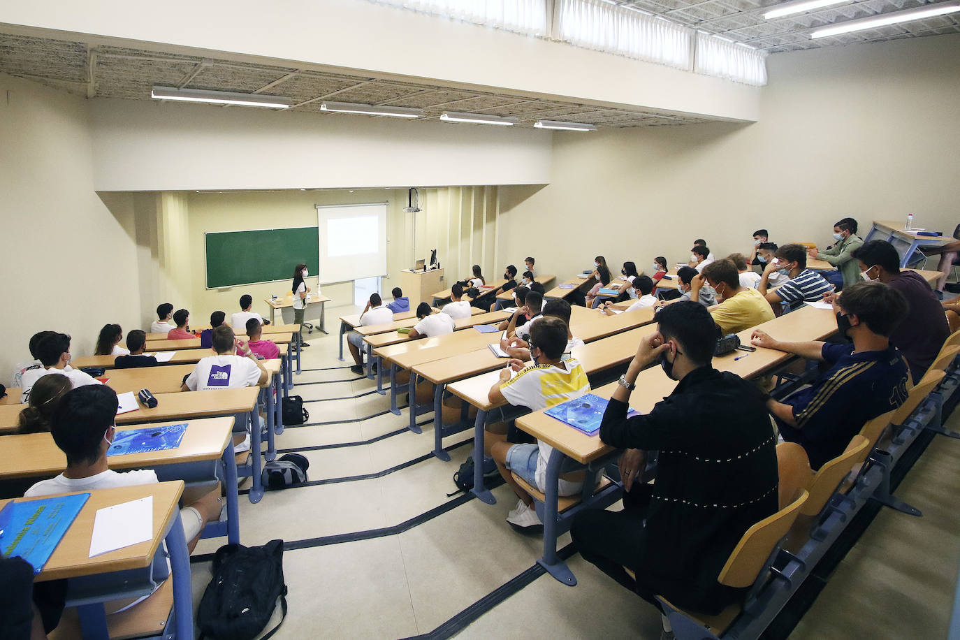 Con mascarilla, distancia de seguridad y medidas de prevención, pero sobre todo con tranquilidad y muchas ganas de volver. Así ha sido el regreso de los estudiantes a la Universidad de Oviedo. Facultades como la de Química o Filosofía y Letras y centros como la Escuela Politécnica de Ingeniería de Gijón o la Politécnica de Mieres han vuelto a recuperar la vida universitaria en la 'nueva normalidad'.