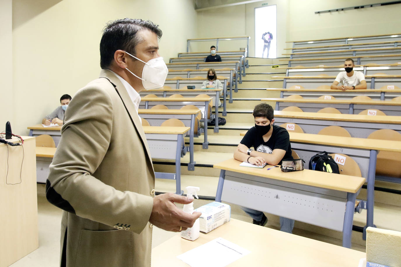 Con mascarilla, distancia de seguridad y medidas de prevención, pero sobre todo con tranquilidad y muchas ganas de volver. Así ha sido el regreso de los estudiantes a la Universidad de Oviedo. Facultades como la de Química o Filosofía y Letras y centros como la Escuela Politécnica de Ingeniería de Gijón o la Politécnica de Mieres han vuelto a recuperar la vida universitaria en la 'nueva normalidad'.