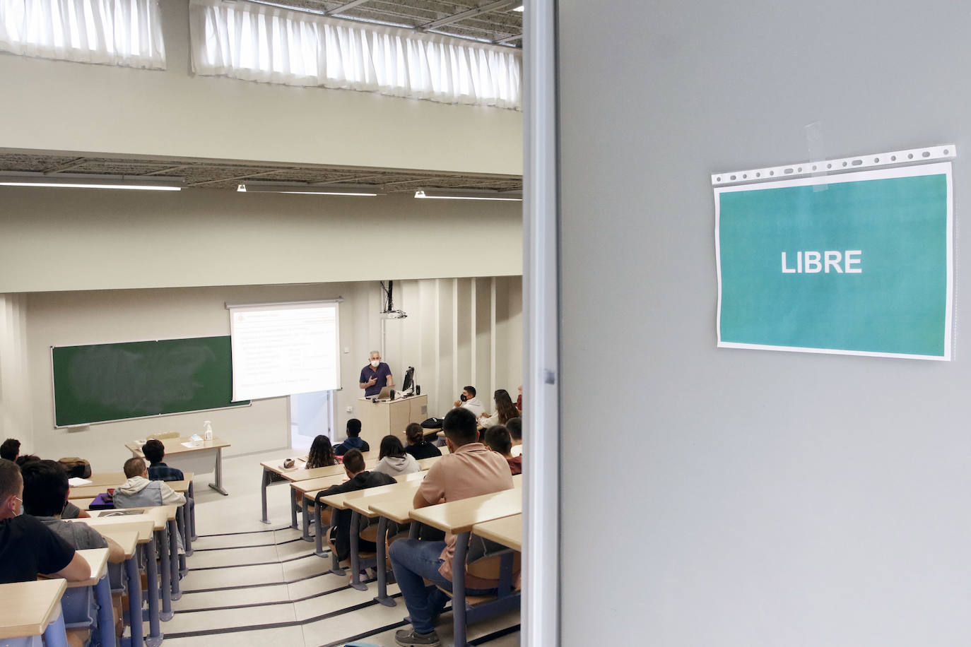 Con mascarilla, distancia de seguridad y medidas de prevención, pero sobre todo con tranquilidad y muchas ganas de volver. Así ha sido el regreso de los estudiantes a la Universidad de Oviedo. Facultades como la de Química o Filosofía y Letras y centros como la Escuela Politécnica de Ingeniería de Gijón o la Politécnica de Mieres han vuelto a recuperar la vida universitaria en la 'nueva normalidad'.