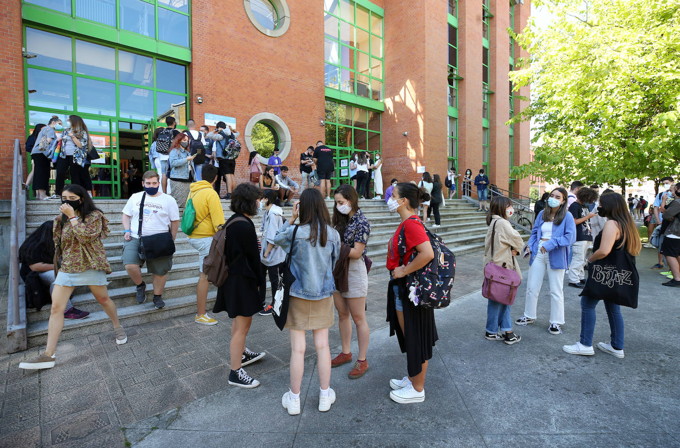 Con mascarilla, distancia de seguridad y medidas de prevención, pero sobre todo con tranquilidad y muchas ganas de volver. Así ha sido el regreso de los estudiantes a la Universidad de Oviedo. Facultades como la de Química o Filosofía y Letras y centros como la Escuela Politécnica de Ingeniería de Gijón o la Politécnica de Mieres han vuelto a recuperar la vida universitaria en la 'nueva normalidad'.