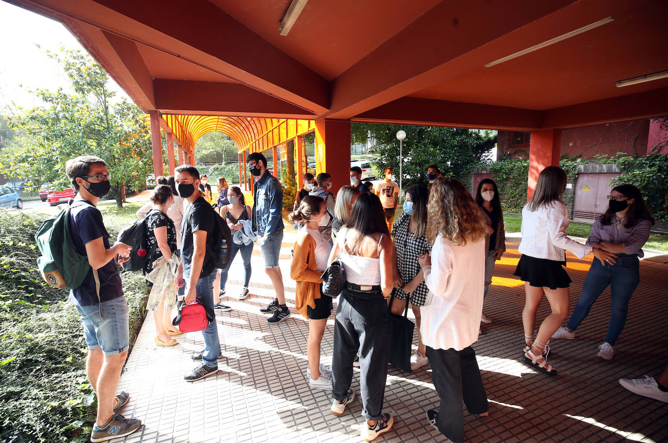 Con mascarilla, distancia de seguridad y medidas de prevención, pero sobre todo con tranquilidad y muchas ganas de volver. Así ha sido el regreso de los estudiantes a la Universidad de Oviedo. Facultades como la de Química o Filosofía y Letras y centros como la Escuela Politécnica de Ingeniería de Gijón o la Politécnica de Mieres han vuelto a recuperar la vida universitaria en la 'nueva normalidad'.