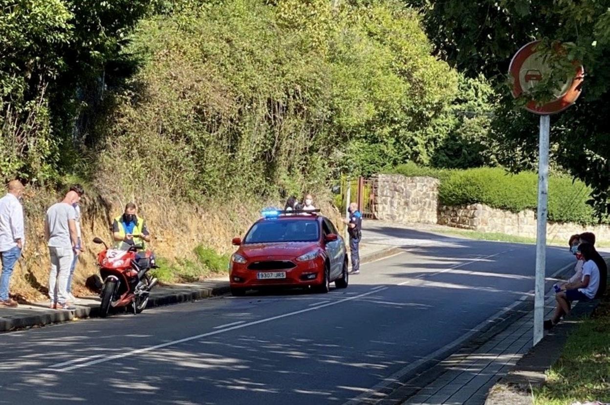 Control de la Policía Local en la carretera Piles-Infanzón, el martes. 